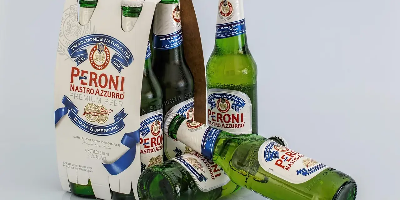 Butelki piwa Peroni Nastro Azzurro. Zastanawiasz się, czy można mieć alkohol w bagażu rejestrowanym?