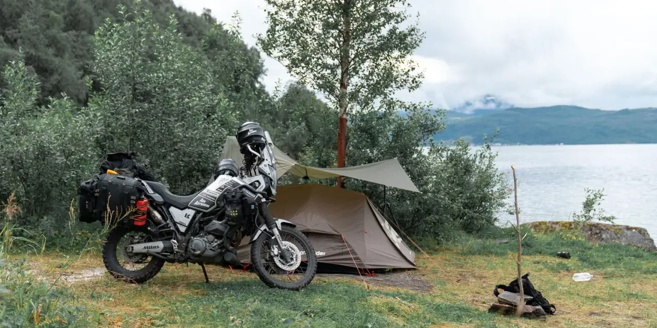 Motocyklem pod namiot nad jeziorem. Przygotowania do noclegu w dziczy.