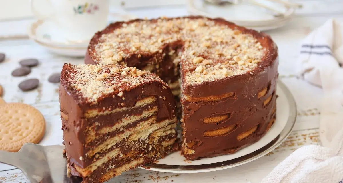 Deliciosa marquesa de chocolate, con capas de galletas y crema de cacao, espolvoreada con frutos secos.