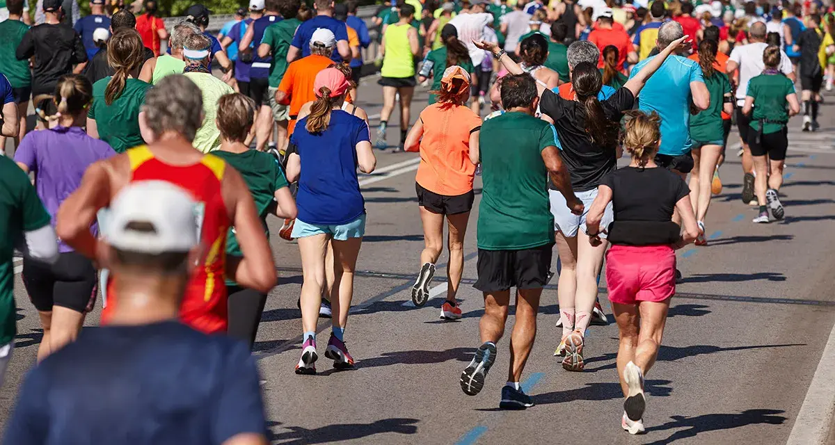 Tysiące biegaczy pokonuje trasę maratonu. Czy to 42,195 km? Wszyscy dają z siebie wszystko, by dotrzeć do mety.