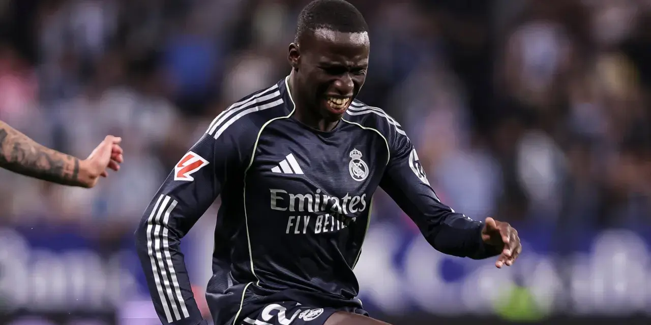 Ferland Mendy, jugador del Real Madrid, con gesto de esfuerzo en un partido.