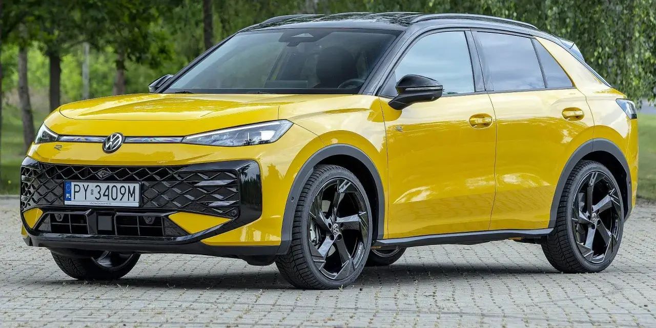 Żółty Volkswagen T-Roc z czarnym dachem i felgami. Sprawdź aktualną volkswagen t-roc cena i oferty.
