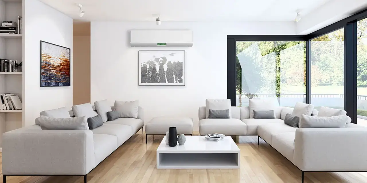 Salón moderno con sofás blancos, mesa de centro y aire acondicionado para la renovación de aire. Ventanal con vistas al jardín.