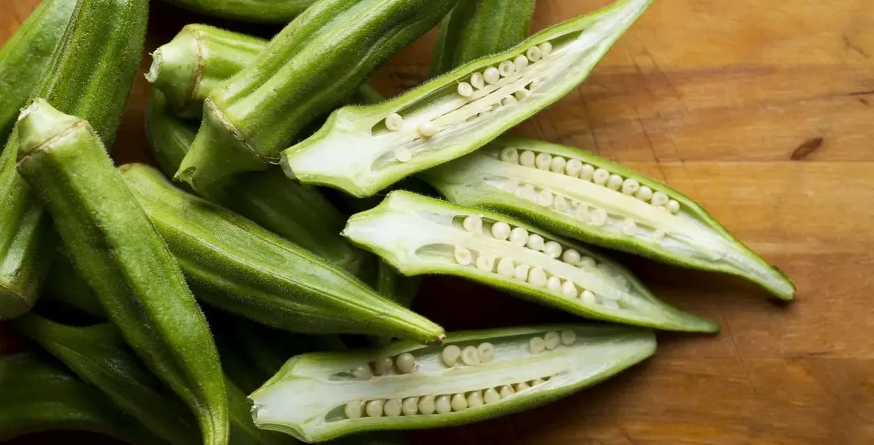 Zielona okra, przekrojona na pół, ukazuje swoje nasiona. To warzywo, które warto poznać!