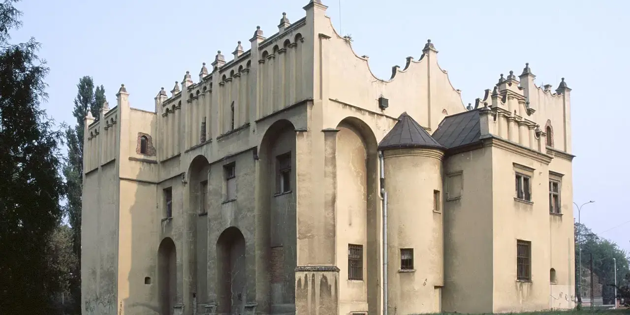 Zamek w Pabianicach, dawna siedziba biskupów, z charakterystycznymi arkadami i wieżyczką.