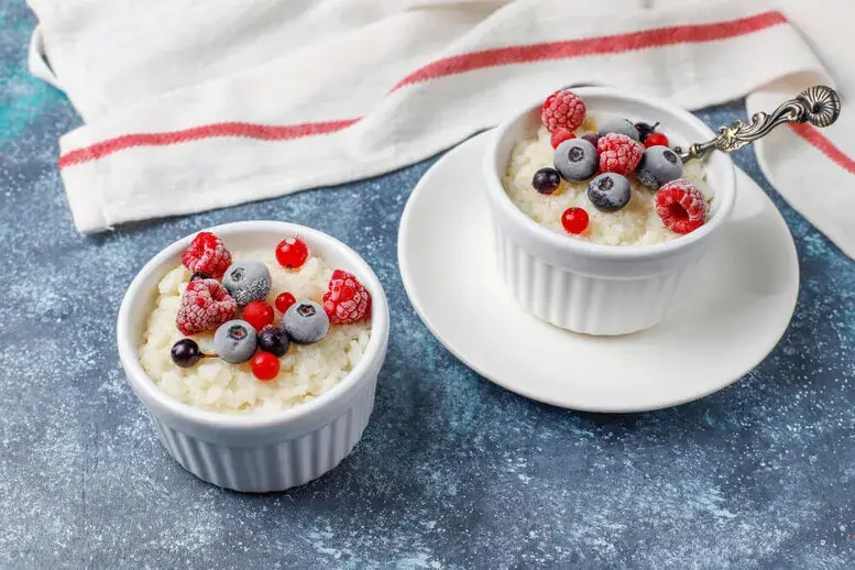 Co to jest pudding? Poznaj różnice i smaki tego deseru