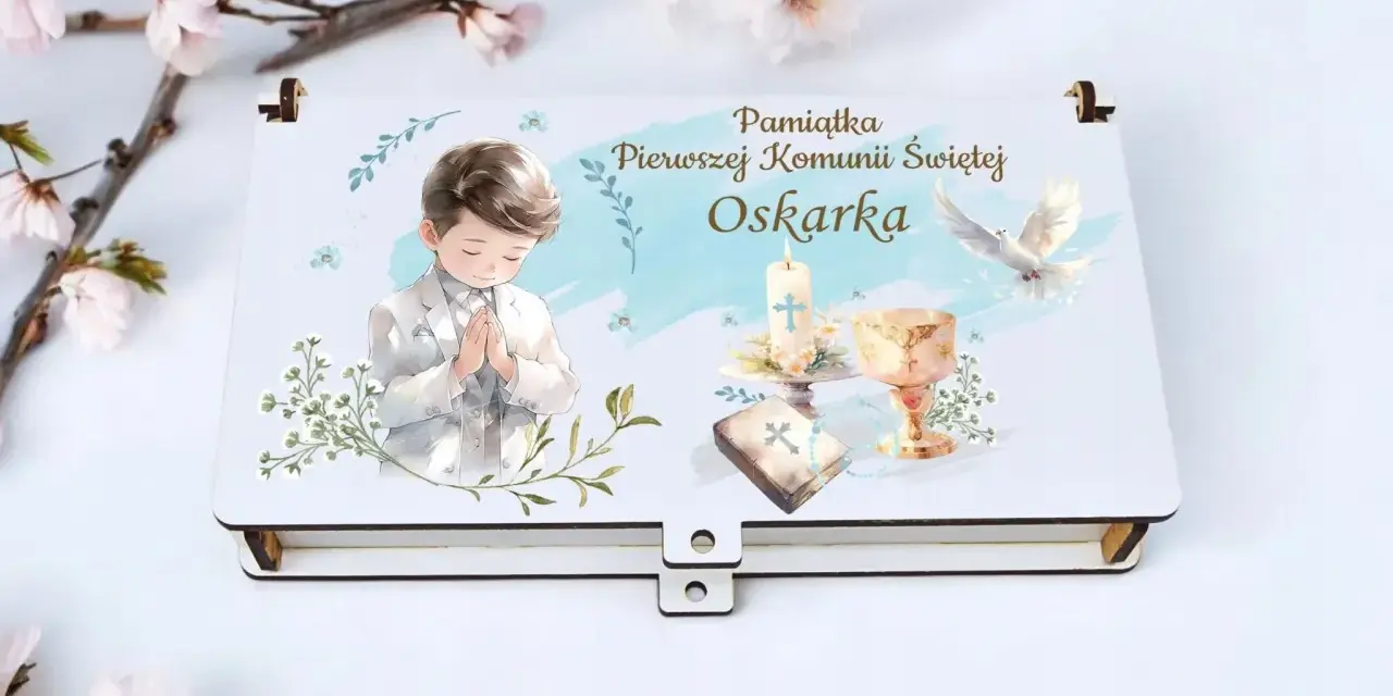 Drewniana szkatułka z motywem Pierwszej Komunii Świętej: chłopiec w garniturze, kielich, świeca, gołębica i książka.