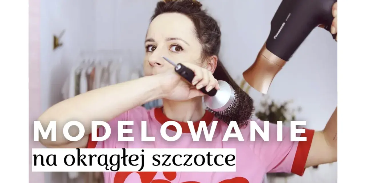 Kobieta modeluje włosy okrągłą szczotką i suszarką, tworząc efektowny blowout.
