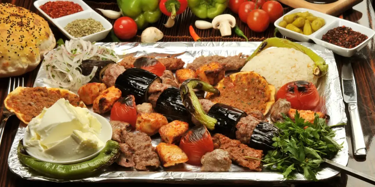 Un vassoio di kebab misti, melanzane, pomodori, riso e pane: ecco cosa mangiare a Istanbul per un'esperienza culinaria autentica.