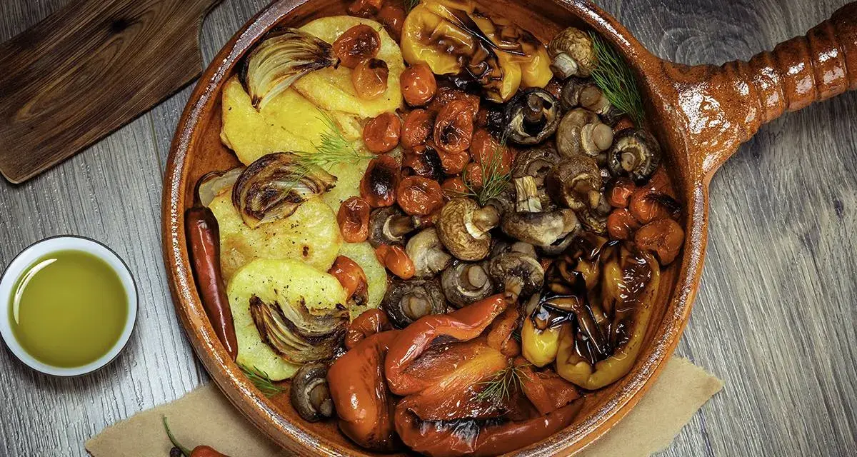 Deliciosas recetas con champiñones, patatas, pimientos y tomates asados en cazuela de barro.