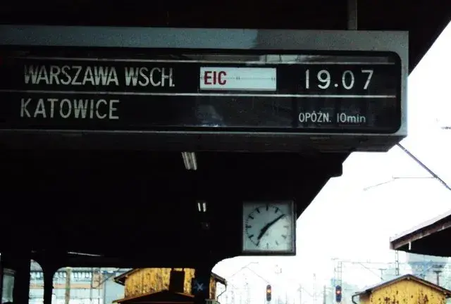 Jak sprawdzić z którego peronu odjeżdża pociąg, aby nie spóźnić się na podróż