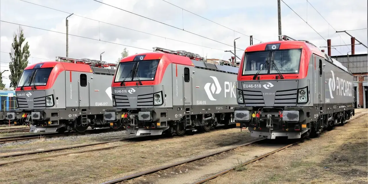 Trzy nowoczesne lokomotywy PKP Cargo stojące na torach kolejowych.