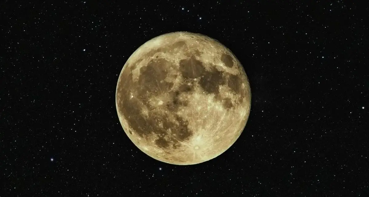 Luna llena, como si se pudiera cargar piedras lunares bajo su luz. El cielo estrellado la rodea.