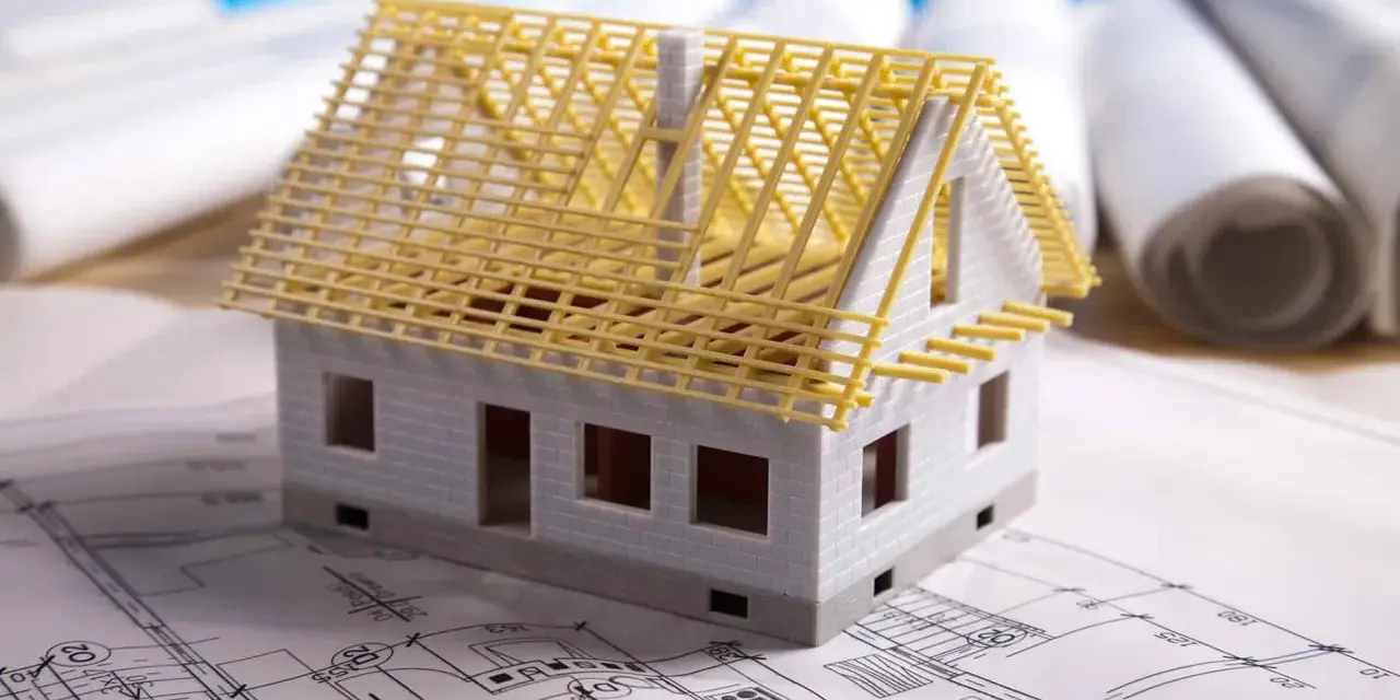 Model domu na planach architektonicznych. Zastanawiasz się, ile kosztuje adaptacja projektu?