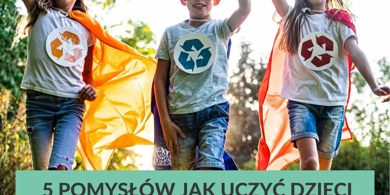 Trójka dzieci w pelerynach i maskach superbohaterów, z symbolami recyklingu na koszulkach, biegnie przez trawnik. Uczą się ekologii!
