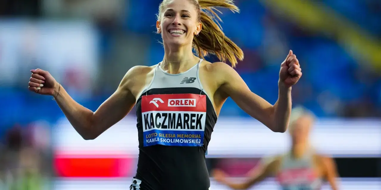 Uśmiechnięta biegaczka Kaczmarek po biegu na 60 m, świętuje zwycięstwo. Czy to nowy rekord świata?