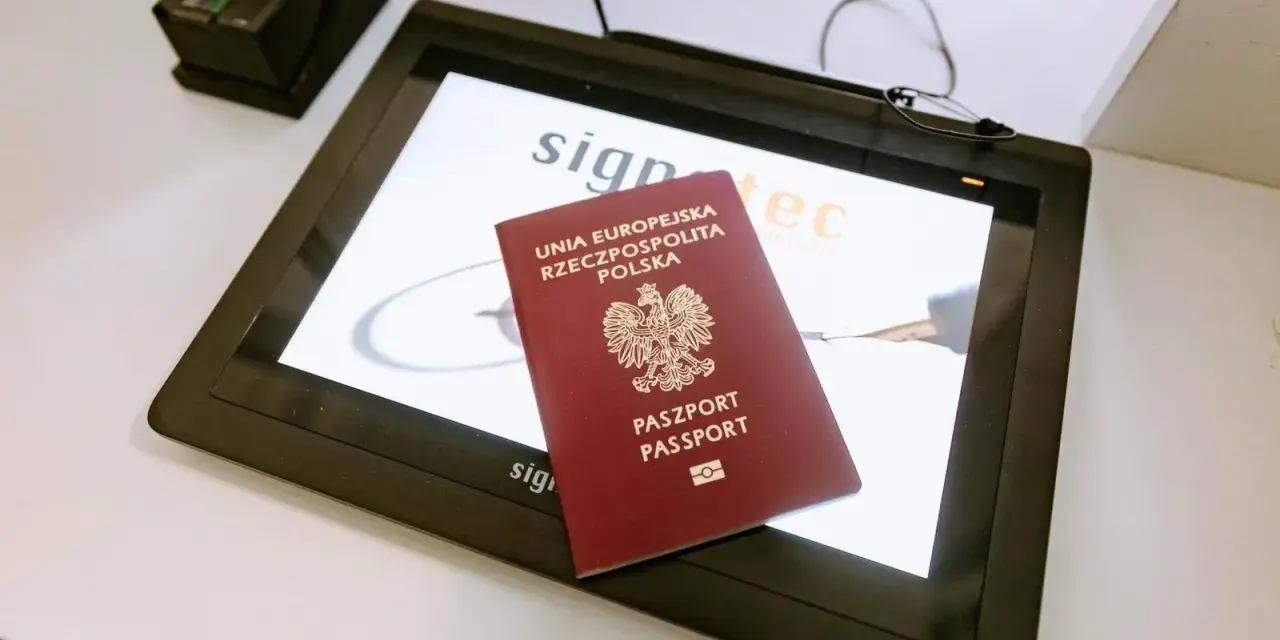 Polski paszport na ekranie tabletu. Czy do Austrii potrzebny jest paszport? Tak, jeśli nie jesteś obywatelem UE.