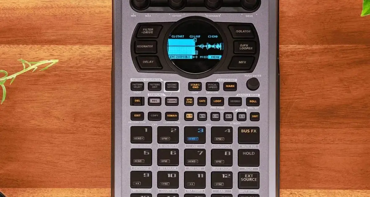 Roland SP-404MKII, sampler z niebieskim wyświetlaczem, gotowy do tworzenia muzyki.