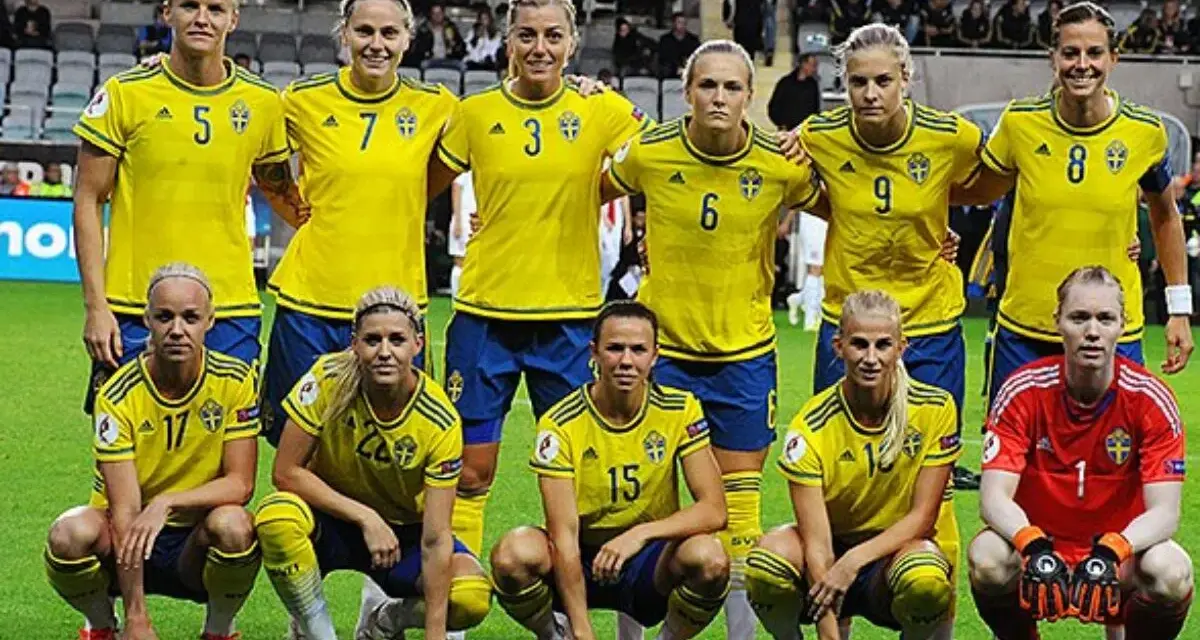 Sveriges damlandslag i fotboll, med lagkaptenen i spetsen, redo för match.