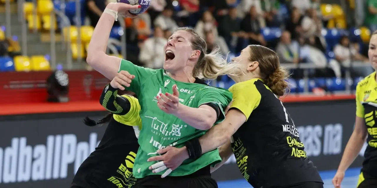 Piłka ręczna MKS Funfloor Lublin. Zawodniczka w zielonej koszulce rzuca do bramki, otoczona przez rywalki.
