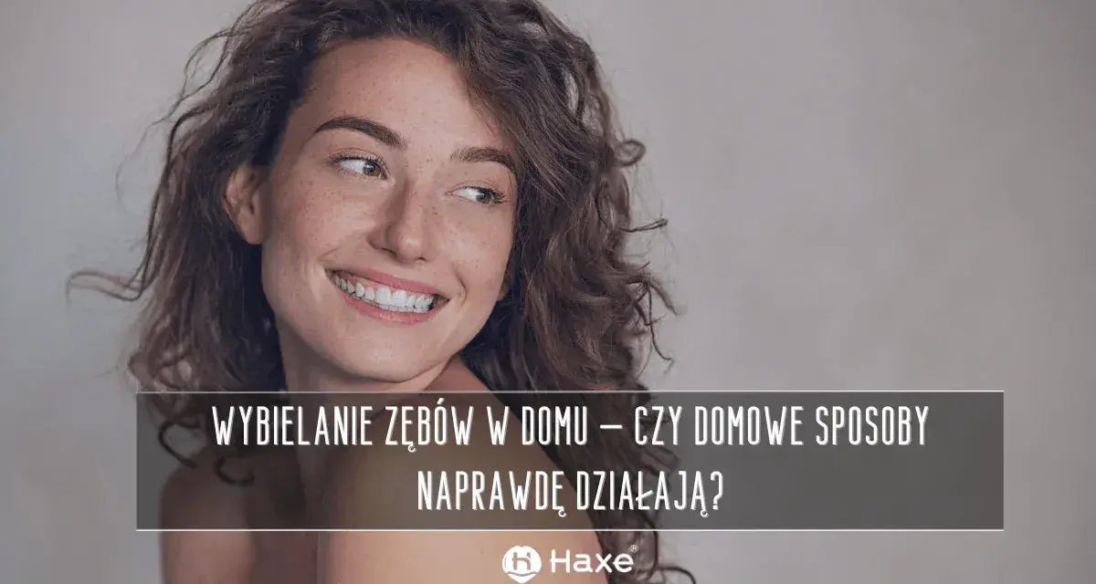 Uśmiechnięta kobieta z piegami. Czy wybielanie zębów w domu domowymi sposobami naprawdę działa?