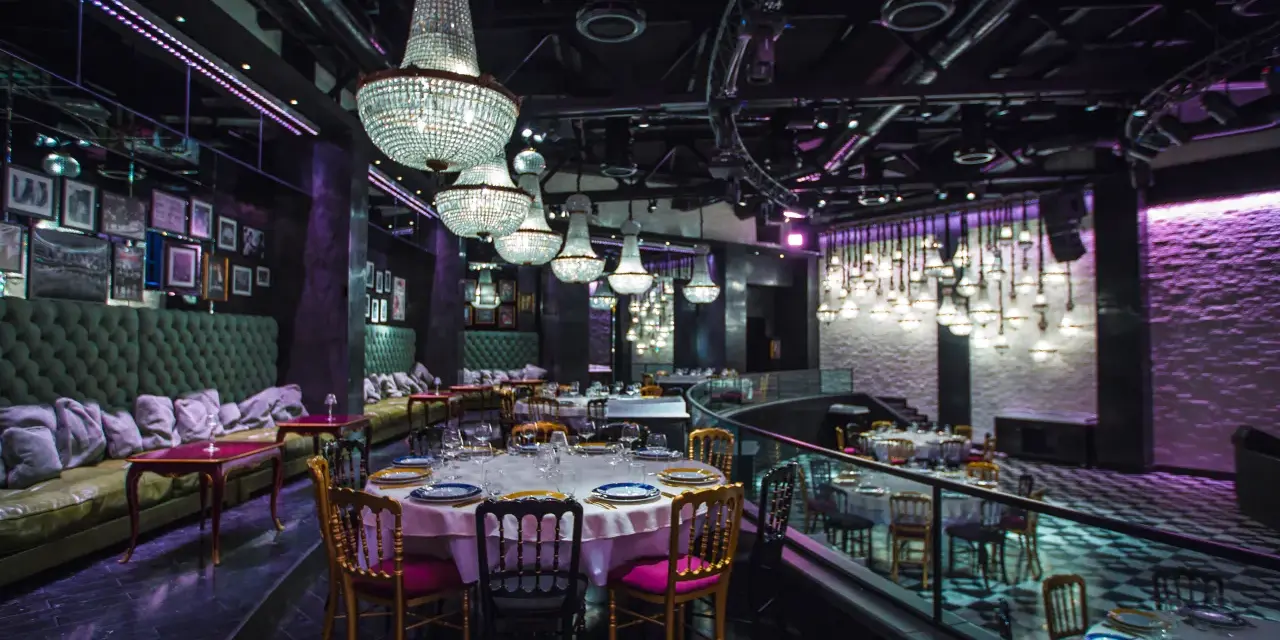 Od stołu do stołu: jak gastronomia zmieniła współczesną rozrywkę