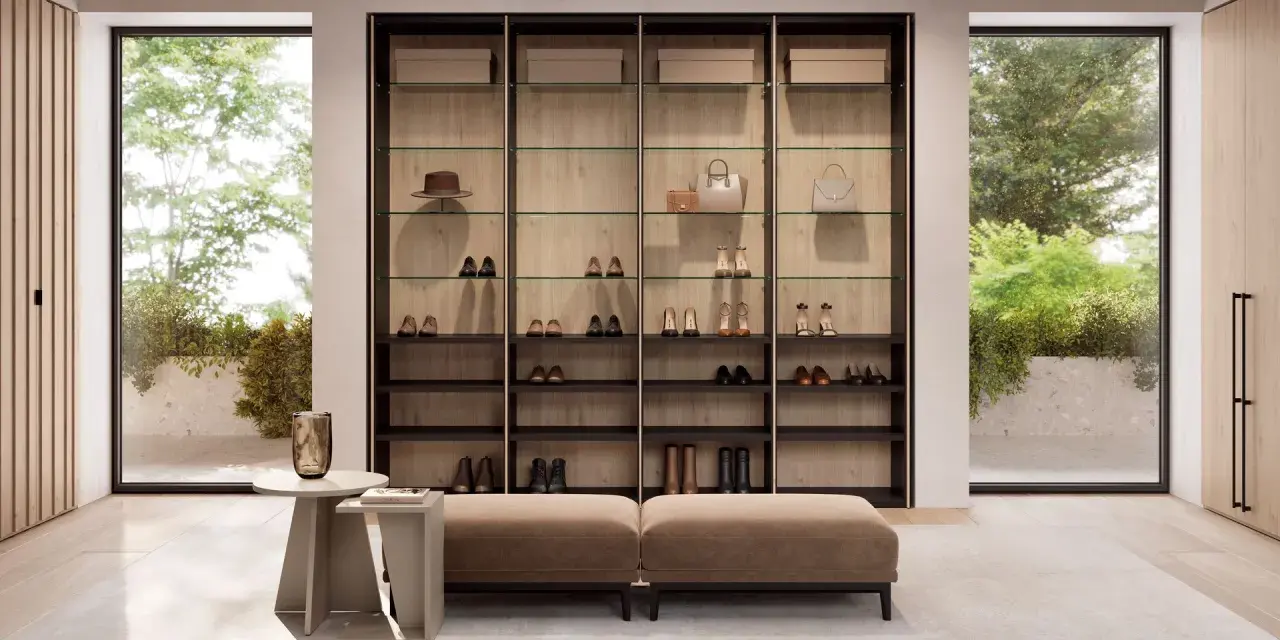 Armario moderno con estantes de cristal y madera, exhibiendo zapatos, bolsos y sombreros. Ideal para un cambio de armario organizado y elegante.