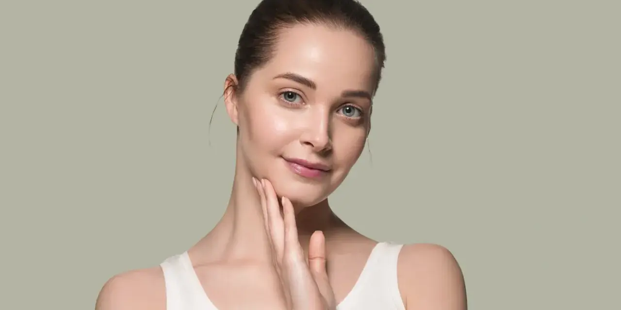 Mgiełka rozświetlająca: Ranking, wybór i efekt glass skin