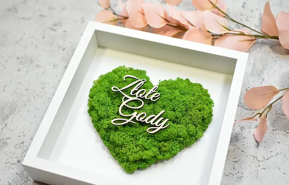 Serce z mchu ozdobione napisem "Złote Gody", symbolizujące wiele lat wspólnego życia.