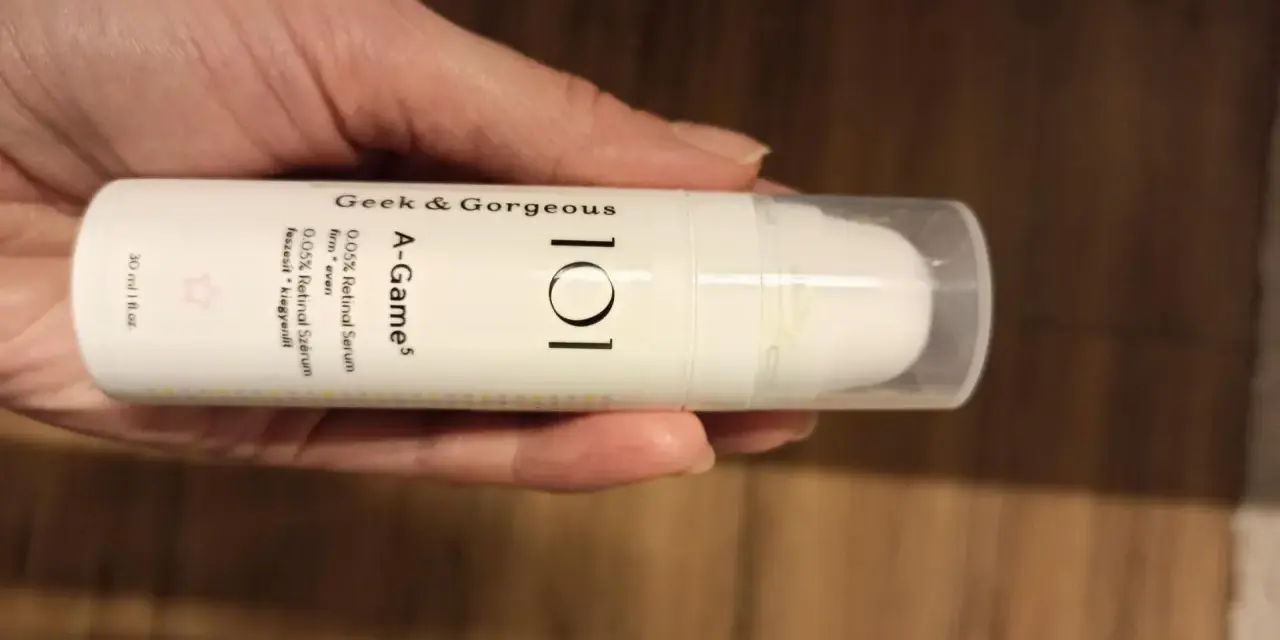 Dłoń trzyma serum Geek & Gorgeous A-Game 0.05% Retinal. Skóra wygląda na nawilżoną i promienną.