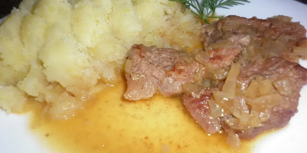 Pyszna cielęcina w sosie własnym, którą przygotowała Ania. Podana z purée ziemniaczanym i gałązką koperku.