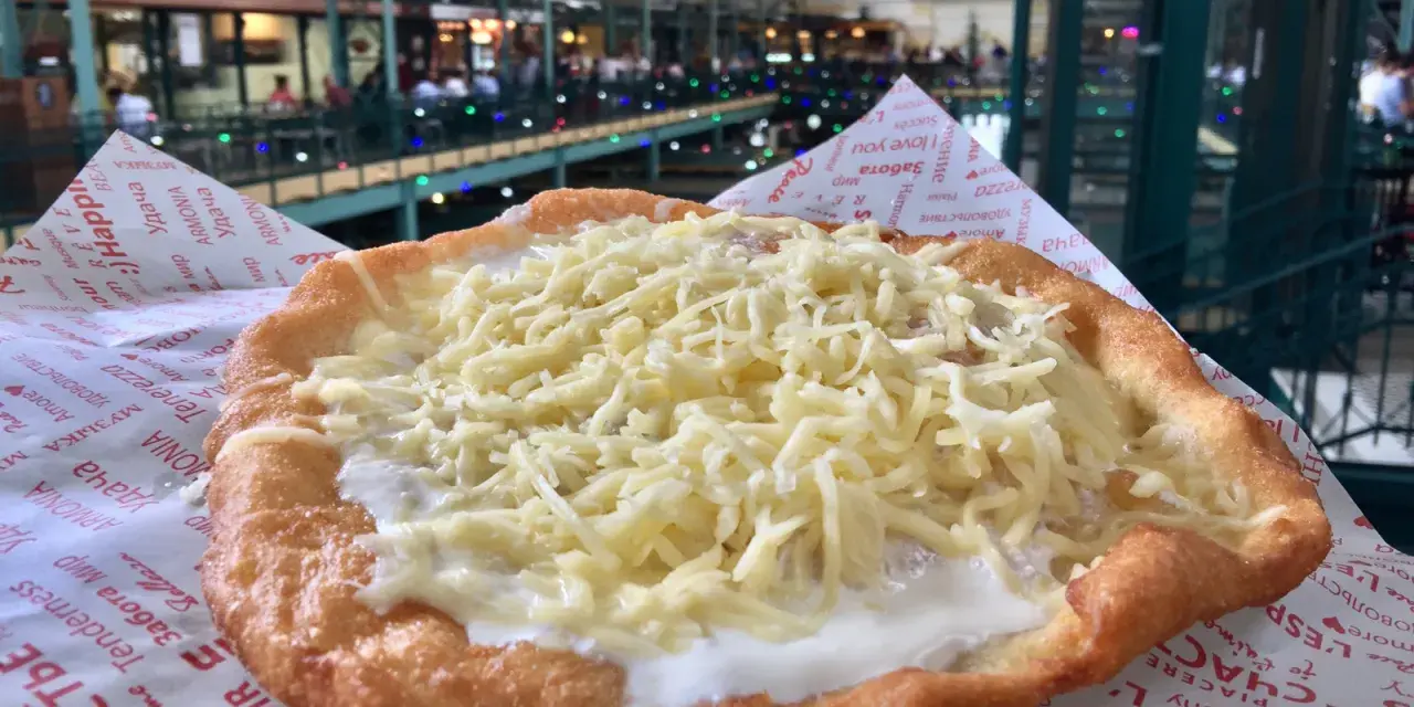 Lángos z serem i śmietaną, idealny, by dowiedzieć się, co zjeść w Budapeszcie.
