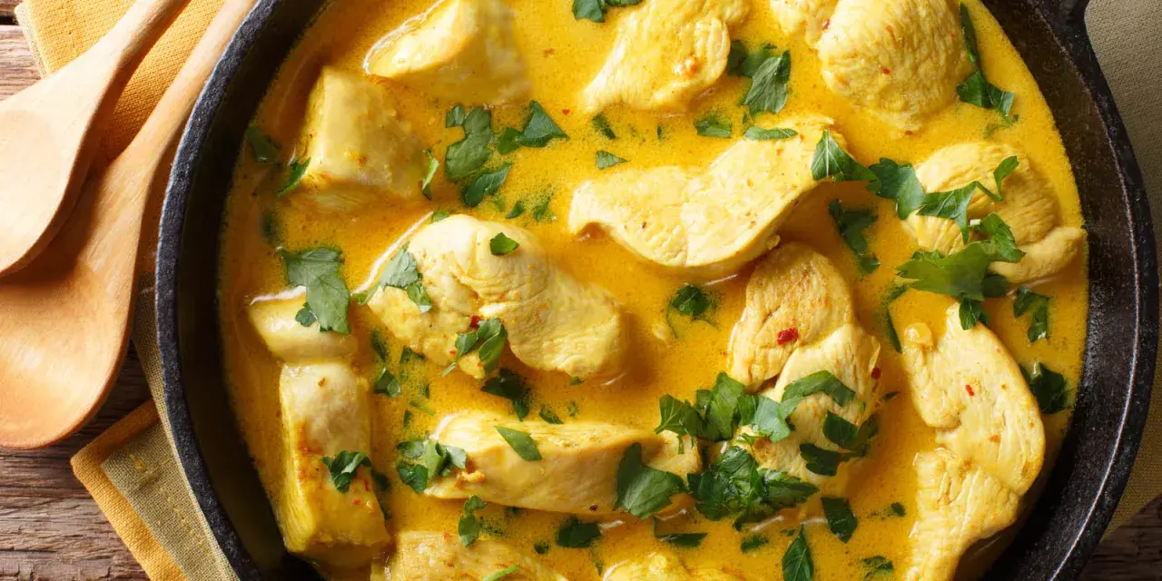 Straccetti di pollo al curry in padella, un piatto profumato e invitante, pronto per essere gustato.