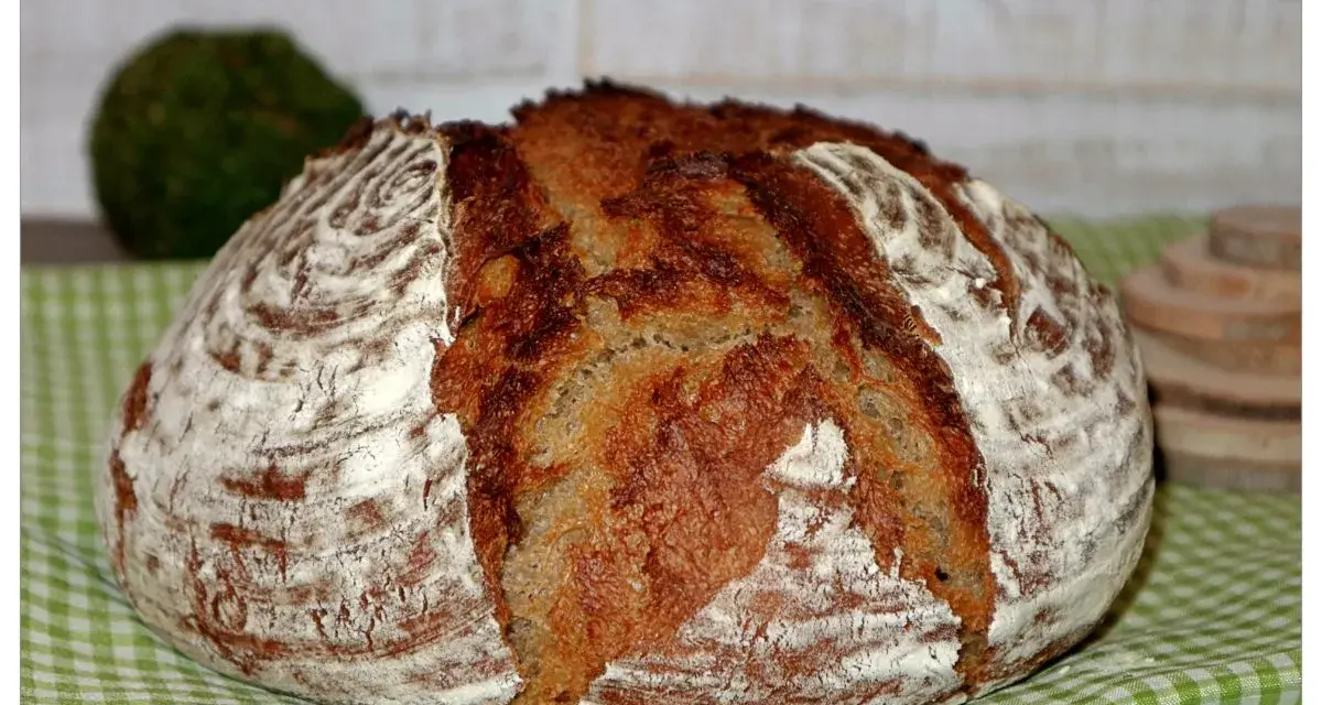 Ein rustikales Brot mit knuspriger Kruste, das mit viel Liebe und lievito madre gebacken wurde.