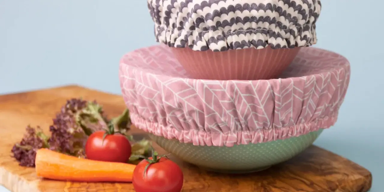 Trois couvre-plats en tissu avec des motifs différents, empilés sur des bols. Un tuto pour les réaliser soi-même.