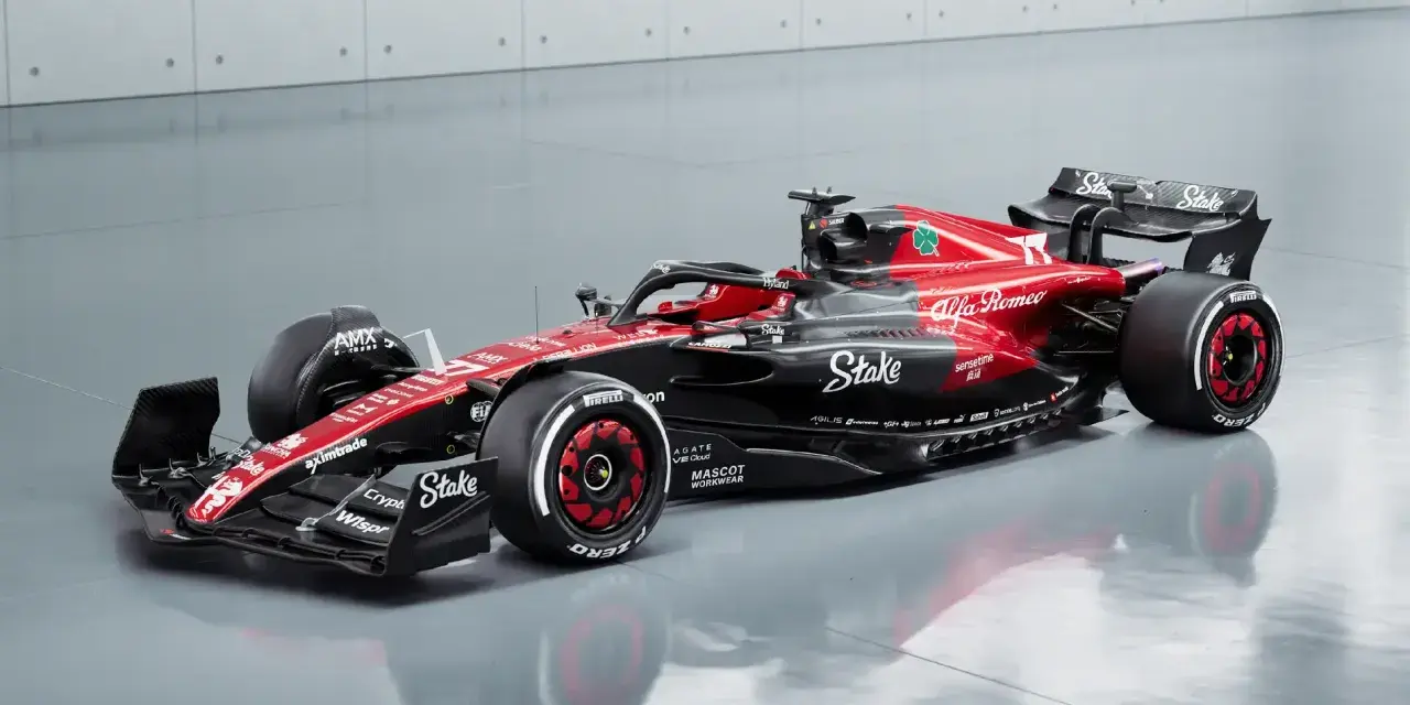 El coche de **Alfa Romeo F1** en rojo y negro, listo para la carrera.
