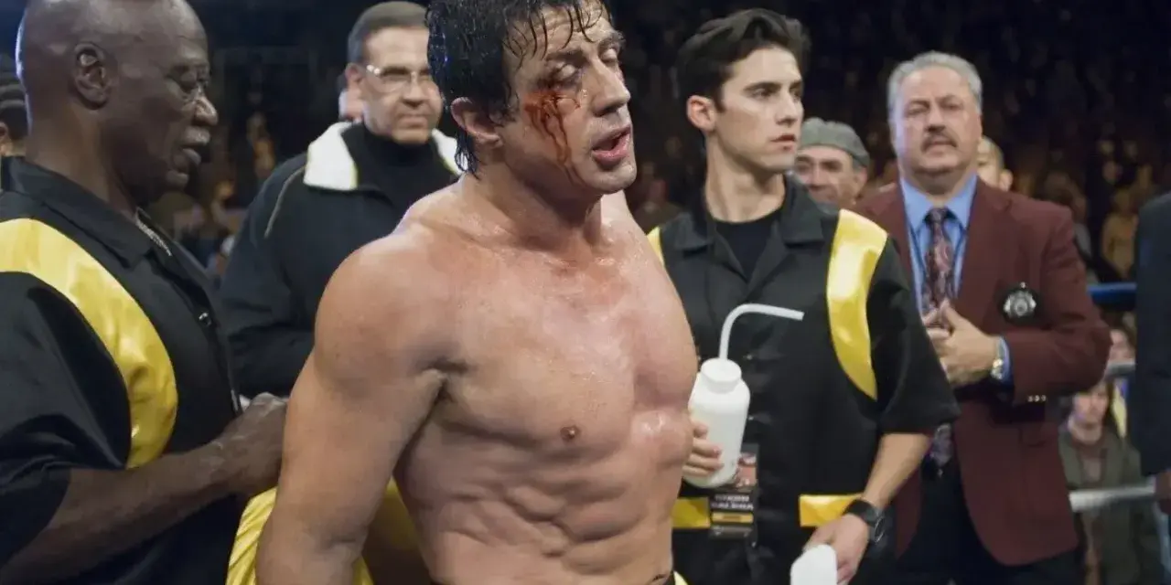 Rocky Balboa, con un occhio nero e il volto insanguinato, è pronto per un altro round.