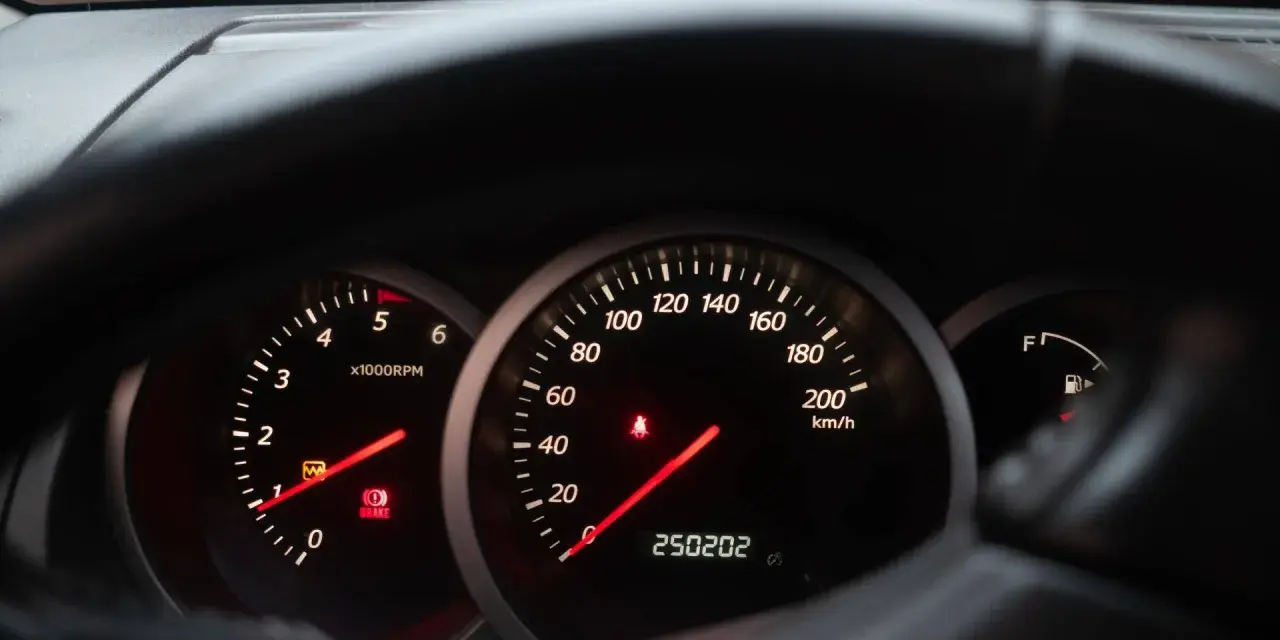 Cruscotto auto con tachimetro a 200 km/h e contachilometri a 250.202 km. Chissà quanti km puo fare un auto con questa percorrenza!