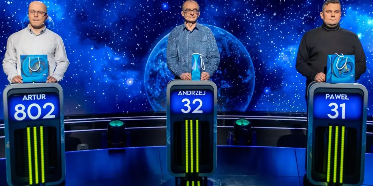 Artur, Andrzej i Paweł stoją na scenie. Artur ma 802 punkty, Andrzej 32, a Paweł 31. Jeden z dziesięciu ile można zdobyć punktów?