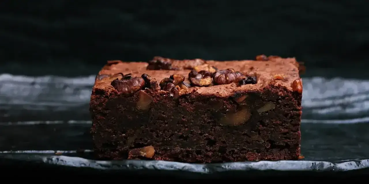 En saftig chokladbrownie med valnötter, perfekt för ett enkelt brownie recept.