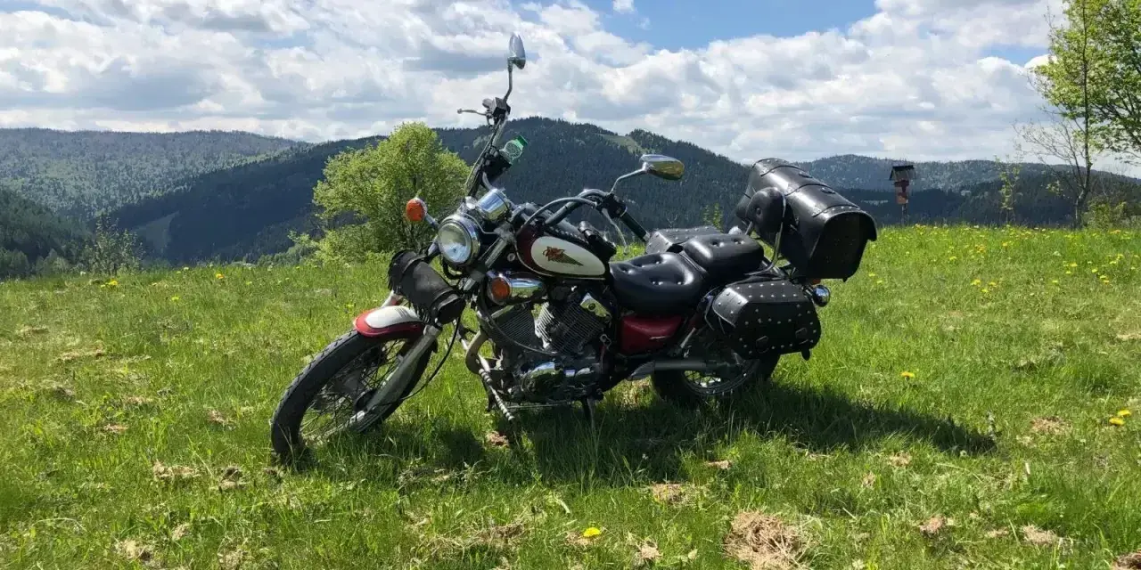 Motocykl na tle malowniczych wzgórz Małopolski. Idealne miejsce na odkrywanie tras motocyklowych.