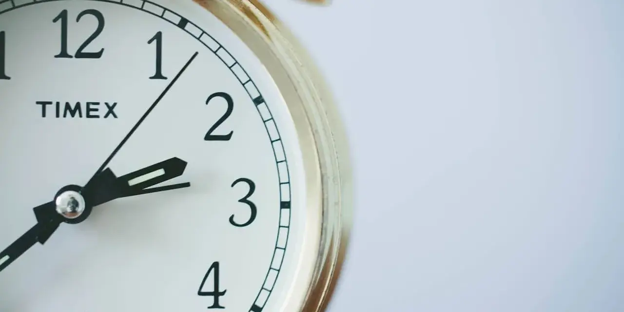 Zegar Timex pokazuje 3:10. Czas na zastanowienie, nadgodziny ile płatne, gdy zegar tyka.