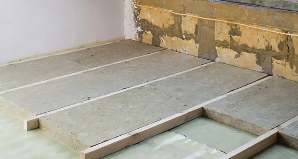 Ocieplenie stropu wełną mineralną, przygotowanie podłogi na poddaszu.
