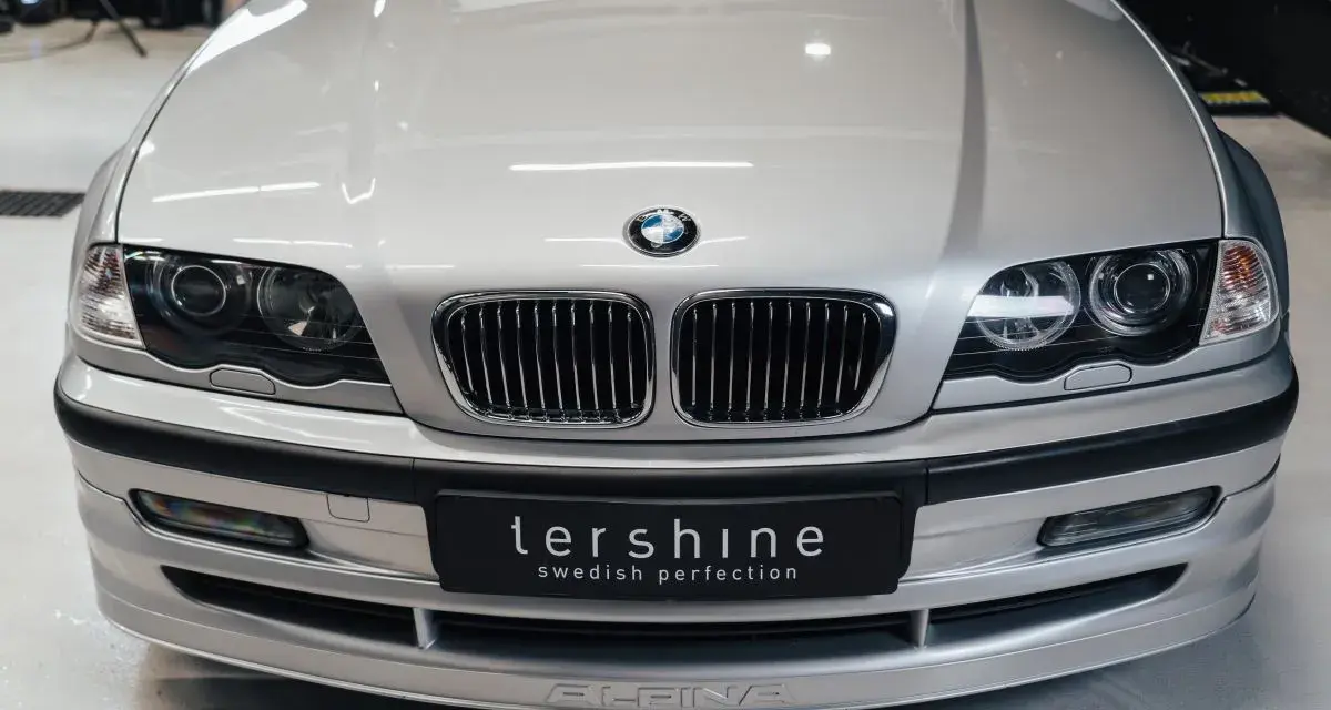 Silver BMW med "tersine swedish perfection" emblem. Perfekt för lahega kallavfettning.