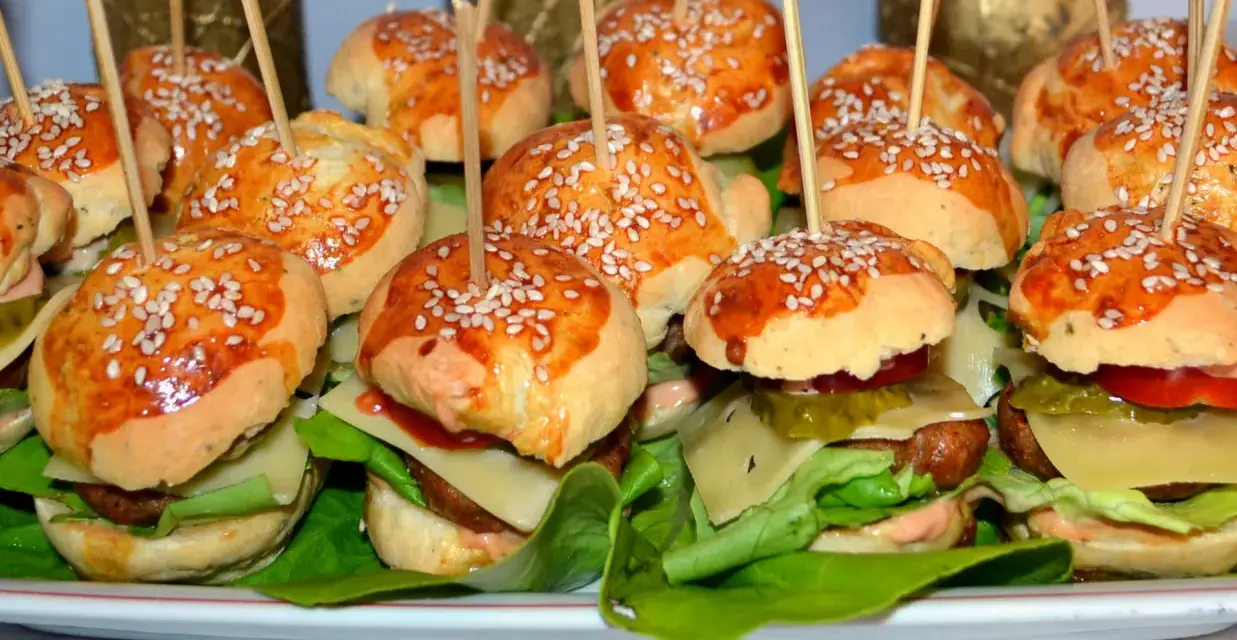 Mini hamburgery: Jak zrobić hity imprezy, które nie rozpadną się?
