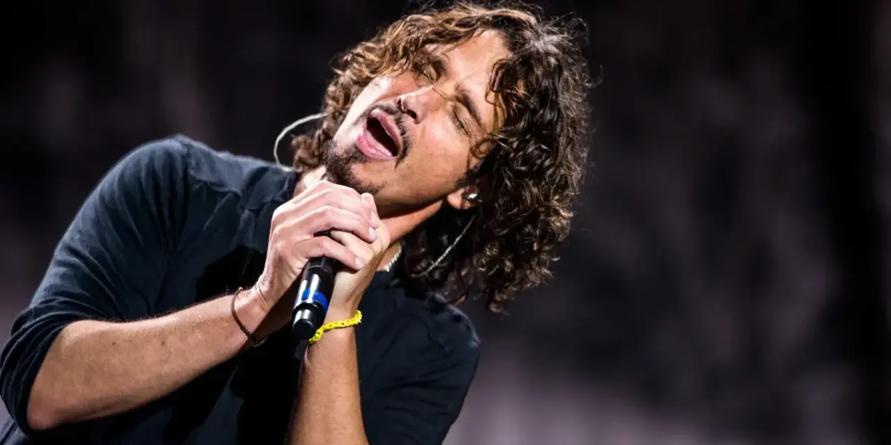 Chris Cornell śpiewa z pasją, jego głos wciąż brzmi w sercach fanów, mimo jego tragicznej śmierci.