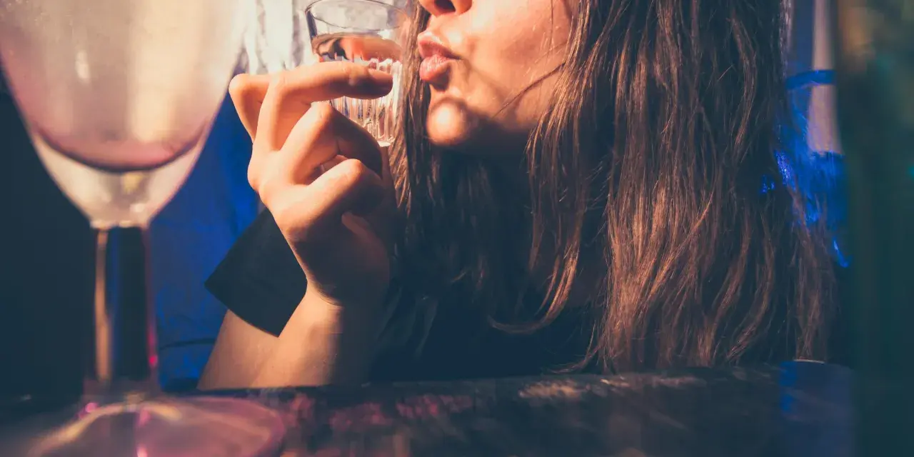 Młoda osoba pije alkohol. Pamiętaj, co grozi za picie alkoholu w wieku 17 lat: problemy zdrowotne i prawne.