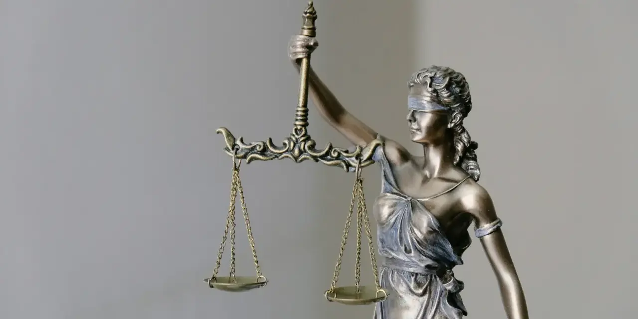 Figurka Temidy z wagą symbolizuje sprawiedliwość, jak w przypadku provident windykacja.