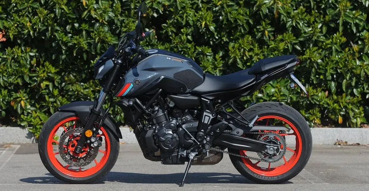 Yamaha MT-07 grigia con cerchi arancioni, pronta a scatenare la sua velocità massima.