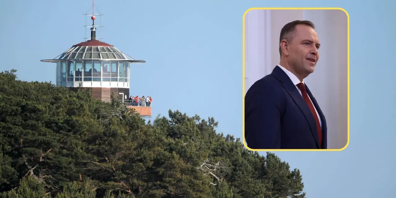 Widok na rezydencję prezydenta RP na Mierzei Helskiej, z widoczną wieżą obserwacyjną i fragmentem portretu polityka.